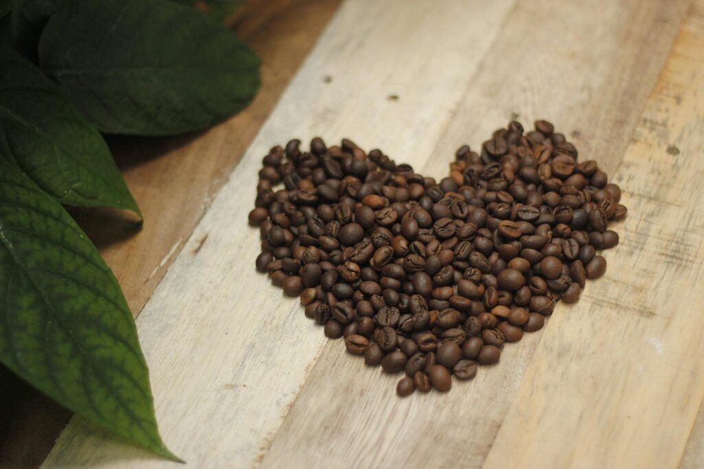 Kaffebönor formade som ett hjärta på ett bord